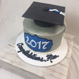 Graduation custom cake